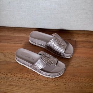 Donald Pliner Women's Lylaa‎ Crocco
Slip On Sandals Platinum Size 7